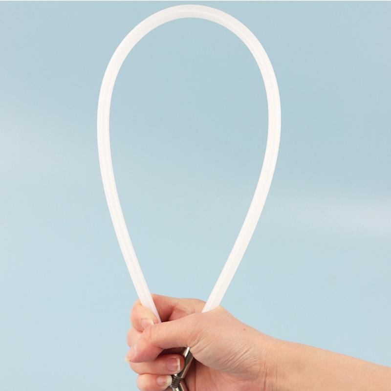 Zestaw do czyszczenia komina i przewodu wentylacyjnego suszarki zawiera elastyczny pręt i szczotki z wysuwanym prętem odpowiednie do wydajnego czyszczenia