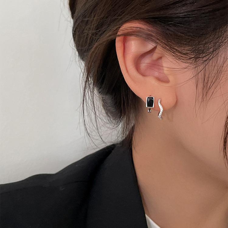 Versatile Women's Ear Jewelry: Sleep-Friendly Studs, Cartilage Earrings, Ear Cuffs, Ear Clips, Rings in Fashionable Cold Style.