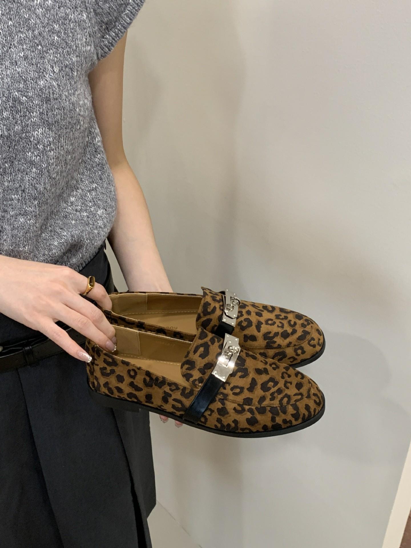 

THEDOUDOU soft-soled leopard print retro square head single shoes for women 2025 one-pedal Mary Jane pregnant women s grandma shoes tide 39