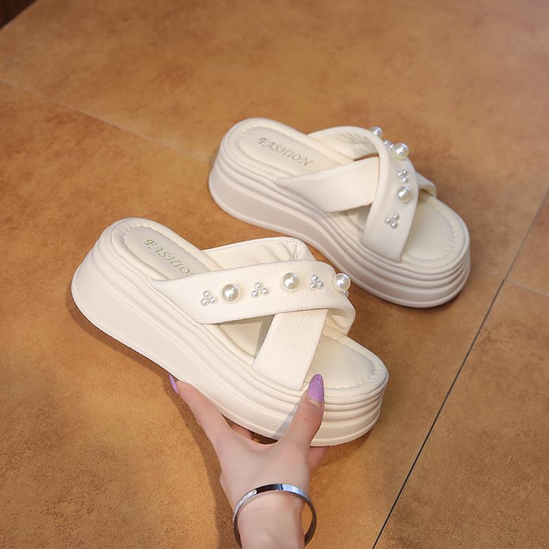 Dicke Sohle coole Hausschuhe Damen 2025 neu Sommer Perlendesign Gefühl passender Rock Kreuzriemen Ein-Zehen-Hausschuhe Damen