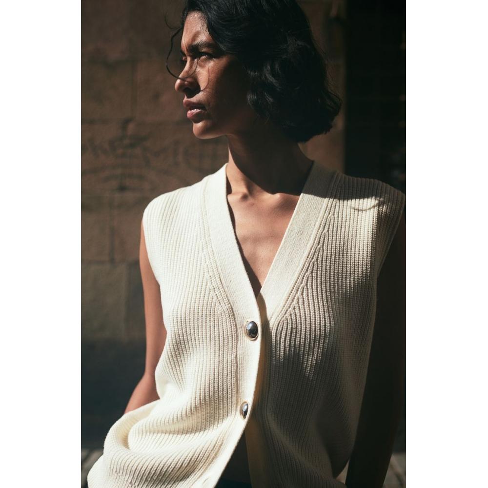 

Жилет-свитер в рубчик HM кремового цвета