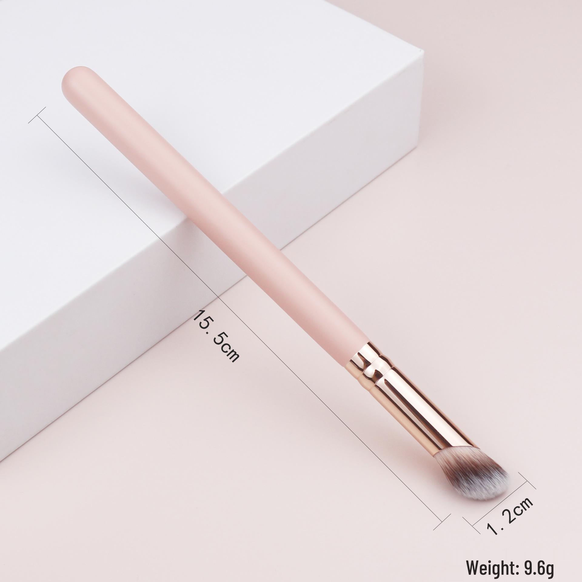 

Большая скошенная кисть для консилера и тональной основы: Мягкий ворс, легкий вес, не впитывает для нанесения без следов.