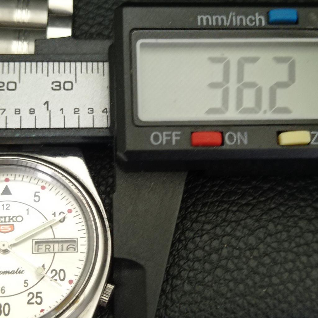 GENUINE VINTAGE SEIKO 5 AUTOMATIC JAPAN MENS SILVER COLOR DIAL WATCH a701677-5 R206c-a701677