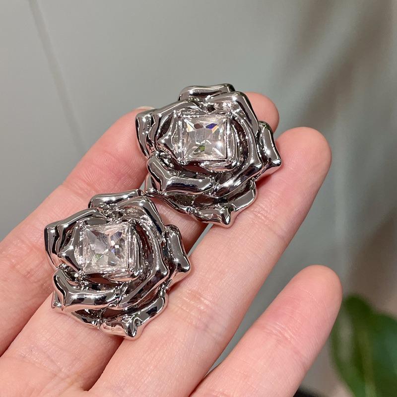 Róża Skalna Srebrne Trójwymiarowe Retro Metalowe Kolczyki Ciężki Przemysł Złocone Diamentami Średnia Klasyczna Elegancja Kolczyki Sztyfty Różane