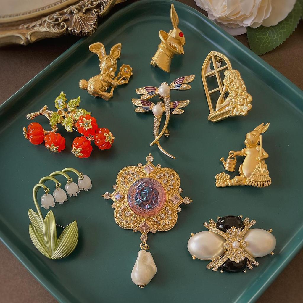 Stylish Baroque Metal Enamel Brooch For Women Elegant Vintage Palace Badge Pin Classic Party Feast