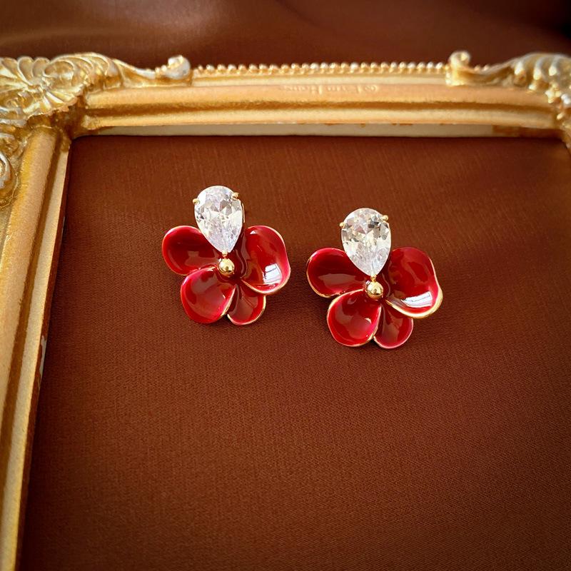 

Позолоченные серьги-пусеты из стерлингового серебра в виде лепестков цветка с цирконами