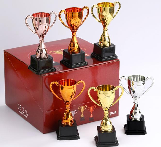 2Pcs Plastic Mini Award Trophy Toys Cute Kids Prizes for Kindergarten Parties Family Parent-child Activity Rewards