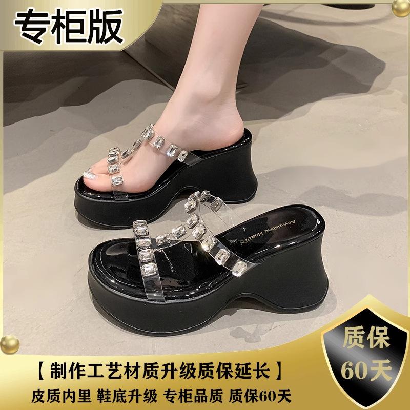 Transparent with rhinestones, wearing muffin bottom cool slippers, women look thin and beautiful in summer, holiday style thick bottom open toe