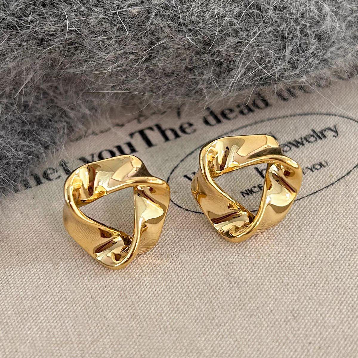 European  American Style Irregular Geometric Pleated Triangle Stud Earrings с золотым покрытием