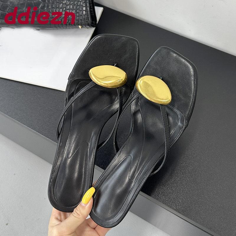 Mode Neu Sommer Mode Metall Damen Niedriger Absatz Hausschuhe Schuhe Strand Weiblich Flip-Flops Sandalen Damen Absatz Hausschuhe Pantoletten Pumps