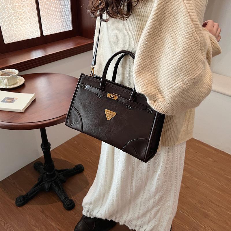 

Нишевая дизайнерская сумка женская 2025 новая осенне-зимняя большая вместительная повседневная сумка-тоут для работы, сумка-мессенджер для поездок 30*10*18