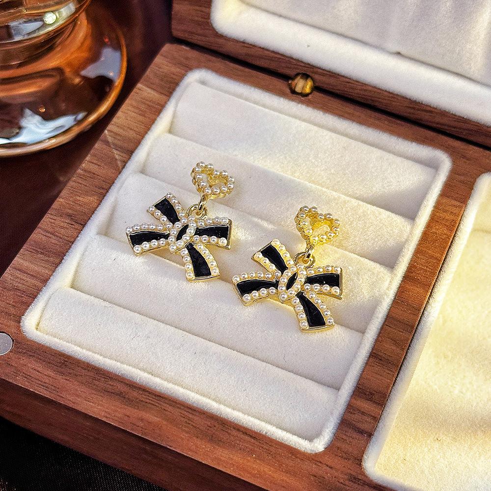 Boucles d'oreilles à tige en perles de fleur de vent parfumées à petite aiguille argentée, boucles d'oreilles légères et luxueuses, style célébrité, style rétro élégant et tendance