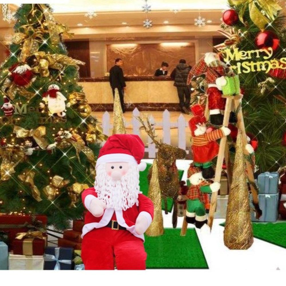 Rekwizyty Świętego Mikołaja, wózek z reniferami w pozycji siedzącej, Święty Mikołaj niosący paczkę z prezentami, świąteczna dekoracja okienna scena