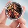 Tragbare Pillendose mit 3 Fächern, Mini-Metall-Medikamenten-Organizer-Etui, Niedlicher bedruckter Pillenbehälter für Vitamine, Pillen, Schmuck, Reisen, Tägliche Anwendung
