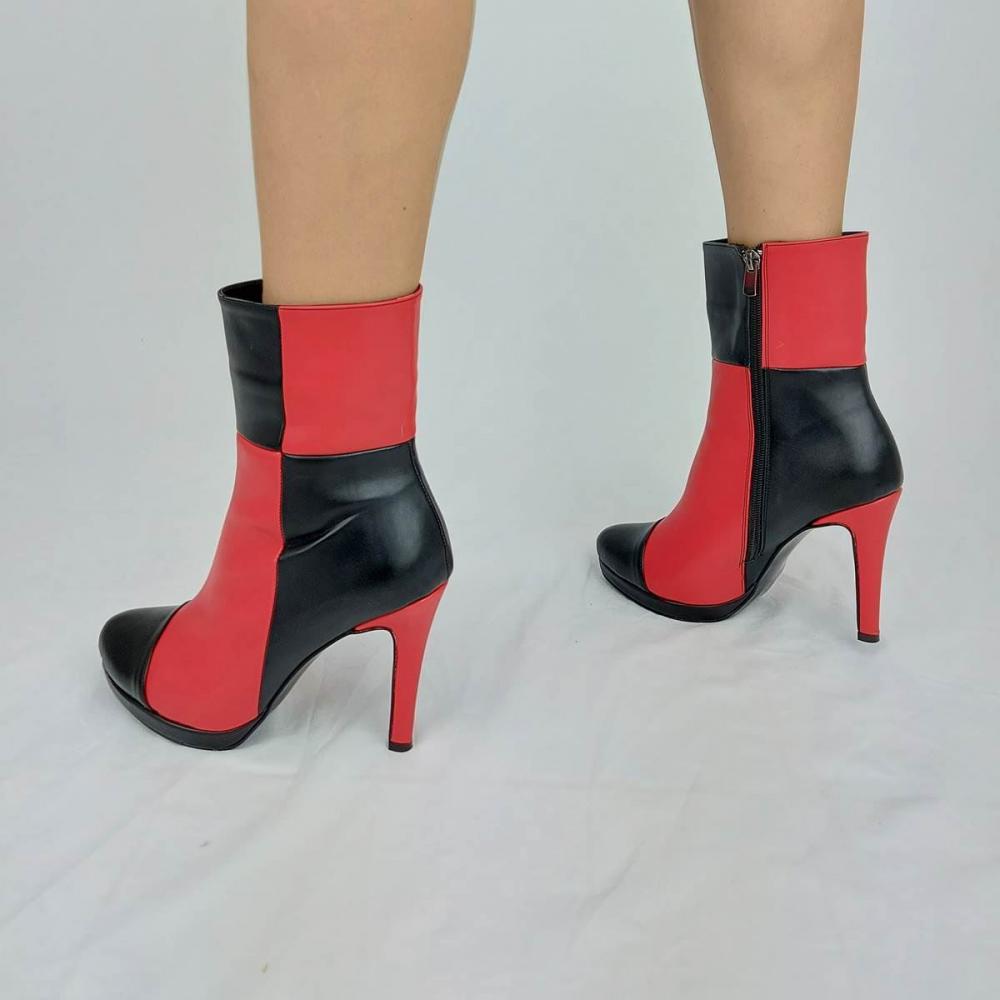 

Женские черно-красные кожаные сапоги на каблуке