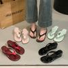 Retro rote Keilabsatz Zehenerhöhung Dicksohlige Flip-Flops Damen Frühling und Sommer Oberbekleidung Coole Hausschuhe Damenschuhe Sandalen