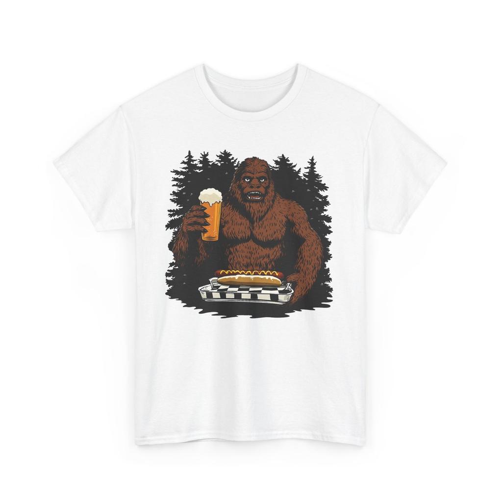 Biertrinker T-Shirt | Lustiges Bier T-Shirt | Sasquatch hält Bier Hot T-Shirt