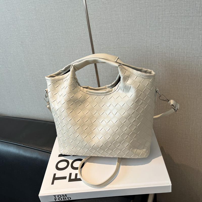 Sense niche woven bag 2026 autumn and winter new fashion messenger bag women's niche shoulder handbag
