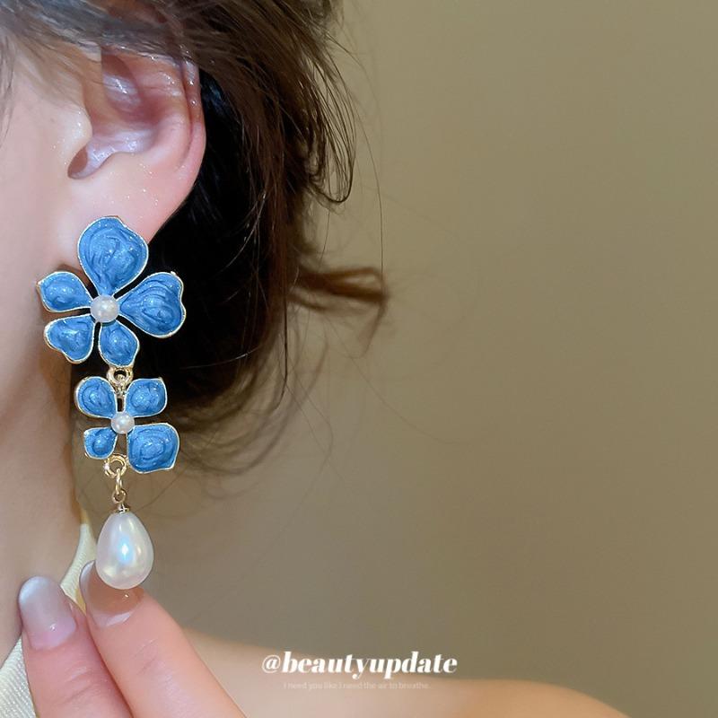 Medieval vintage silver needle dripping oil flower pearl stud earrings retro high-end earrings light luxury huge good-looking earrings