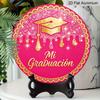 Colgante de pared 2D Plano de Aluminio con Temática de Graduación, Disponible en Múltiples Tamaños, Presentando un Diseño de Birrete de Graduación Rosa y Dorado Brillante Estilo Español