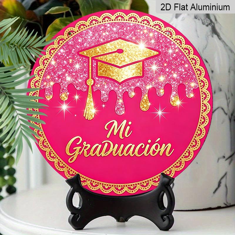 Colgante de pared 2D Plano de Aluminio con Temática de Graduación, Disponible en Múltiples Tamaños, Presentando un Diseño de Birrete de Graduación Rosa y Dorado Brillante Estilo Español