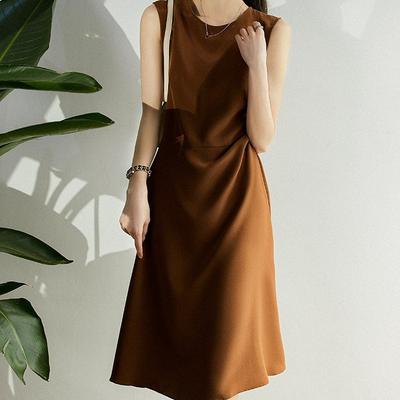 Μονόχρωμο Φόρεμα από Μετάξι Μουριά που Μειώνει την Ηλικία