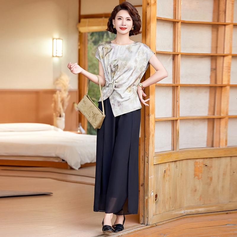 Stylish Summer Short Sleeve T-shirt Set for Mother's Day - Two-Piece Temperament Outfit for Middle-Aged & Elderly Women