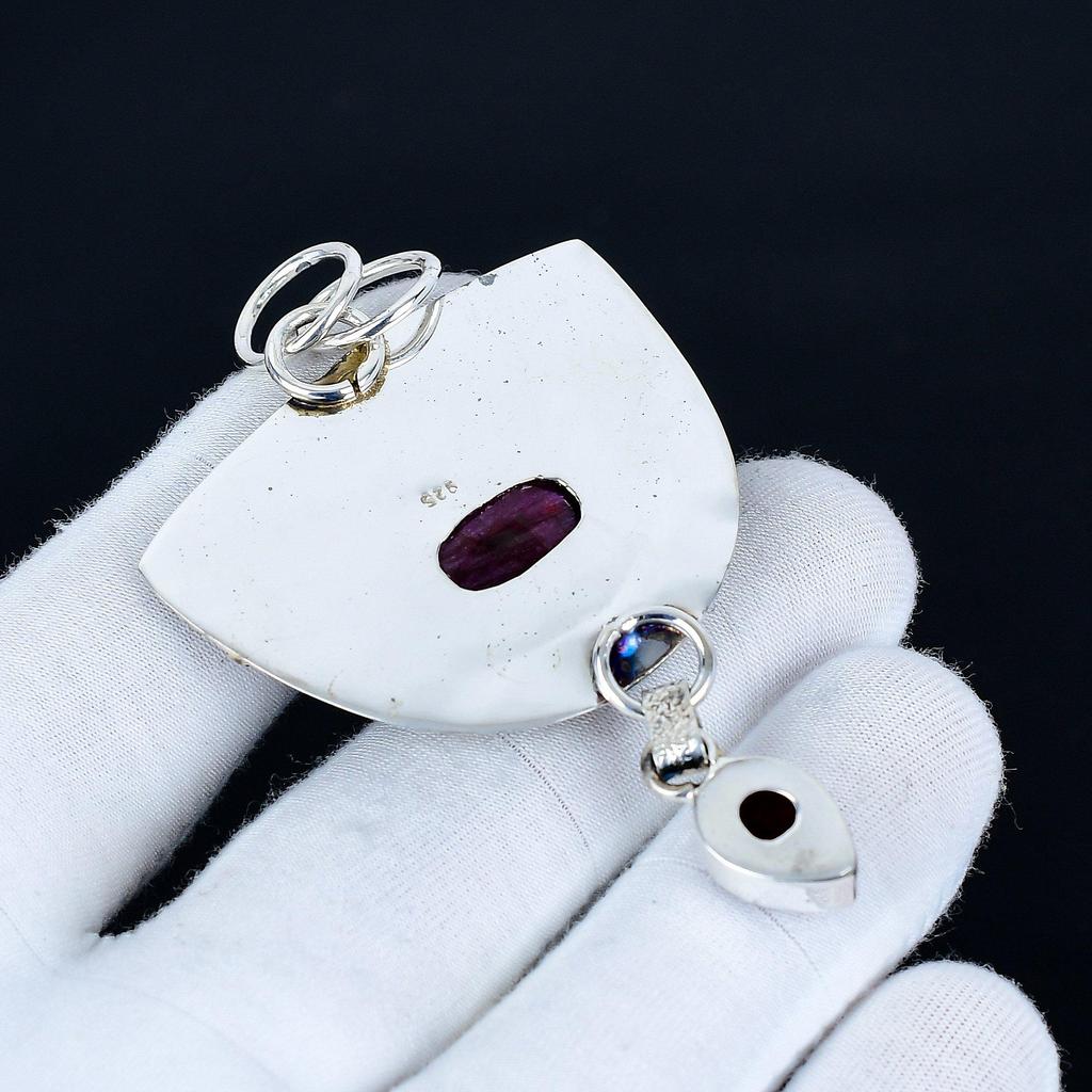 Wisiorek z rubinem z Kaszmiru, Ręcznie robiona biżuteria ze srebra próby 925, Srebrny wisiorek z czerwonym granatem, Biżuteria na imprezę dla kobiet, Wisiorek na prezent noworoczny