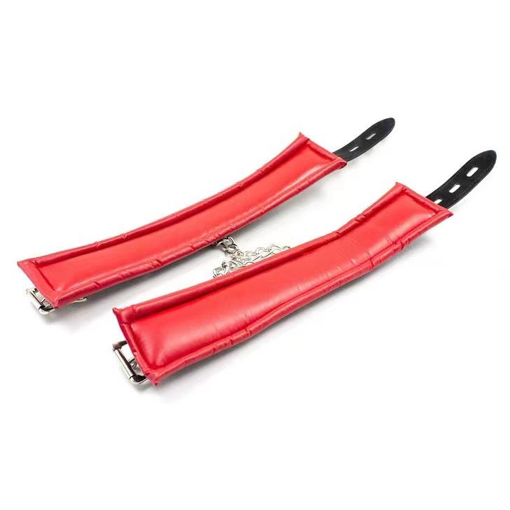 Menottes et Chevillières en Cuir PU Rouge et Noir Verrouillables Jouet SM