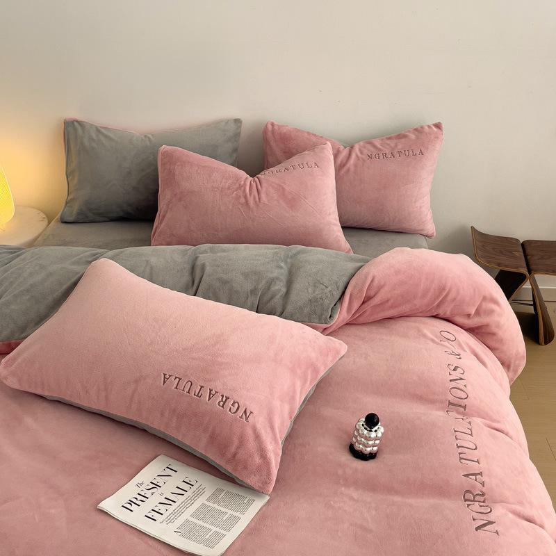 Čtyřdílná postelová sada z těžkého sametu: Dvoubarevné prošívání, plyšový a hřejivý povlak na přikrývku s prostěradly šetrnými k pokožce