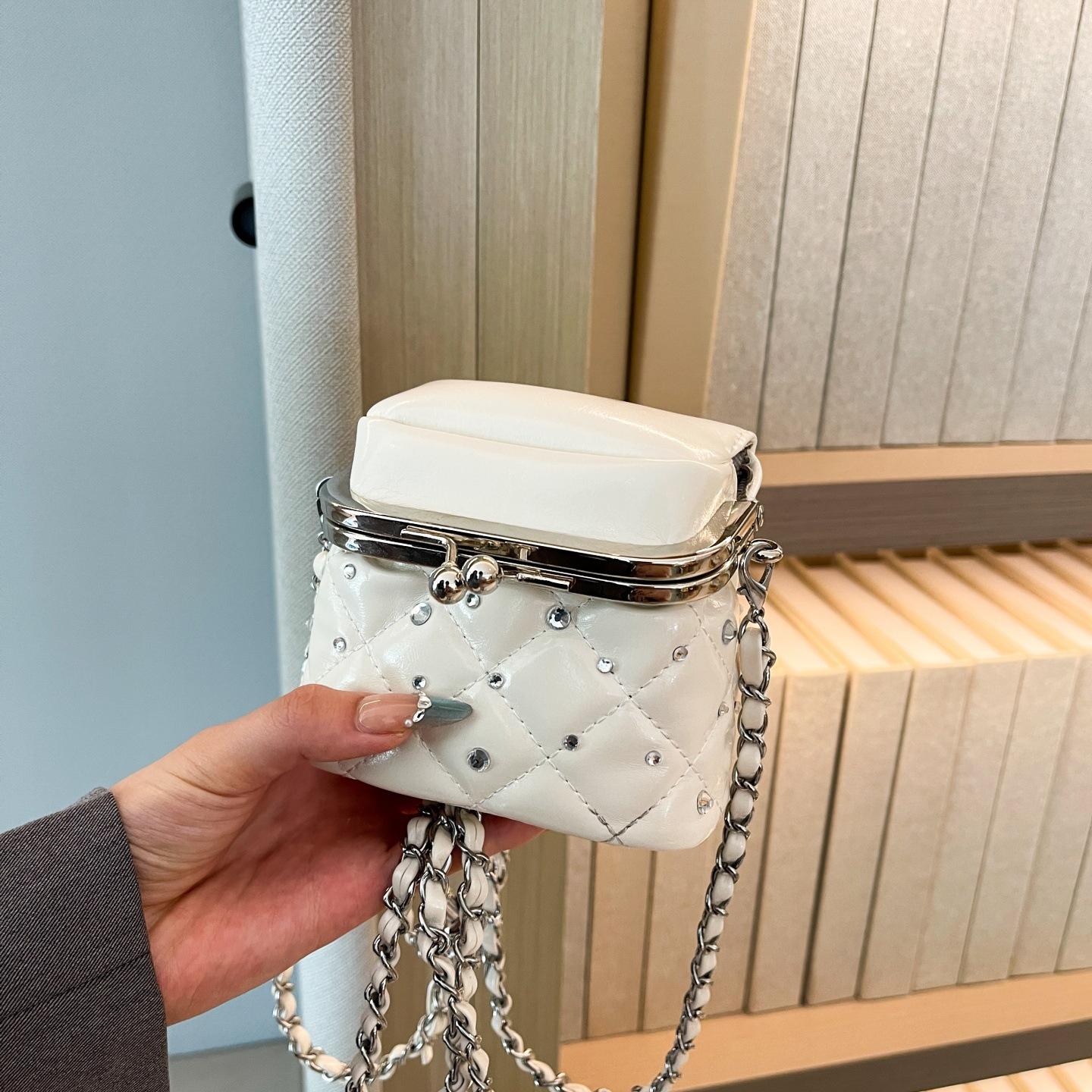 

Xiaoxiangfeng rhombus chain bag 2025 new fashion rivet shoulder bag women s foreign style versatile clip buckle small square bag червоний