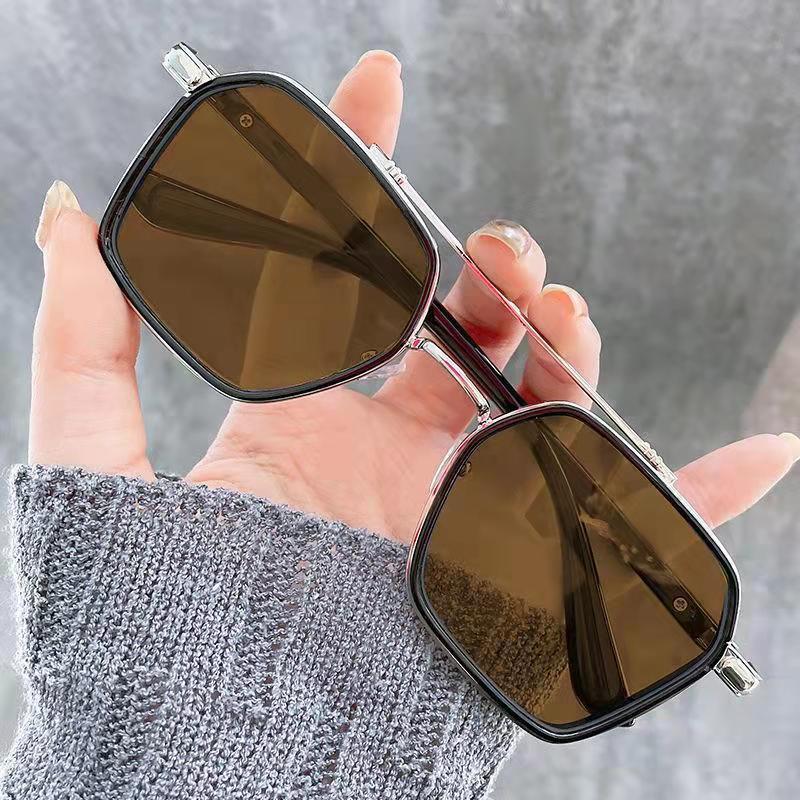 Retro Double-Beam Color-Changing Sunglasses With Blue-Changing Myopia Sunglasses. The Same Style Has Degree Glasses Frames Without Background Color.