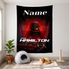 Lewis Hamilton (1) Personalisierbare Namens-Dekorations-Wandteppich, ideale Wahl für die Wanddekoration in Schlafzimmern, Wohnzimmern, Studentenwohnheimen und Zuhause
