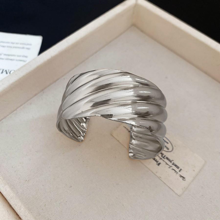 European-American Geometric Metallic Open Bangle: Simple, Versatile, Niche Design Bracelet