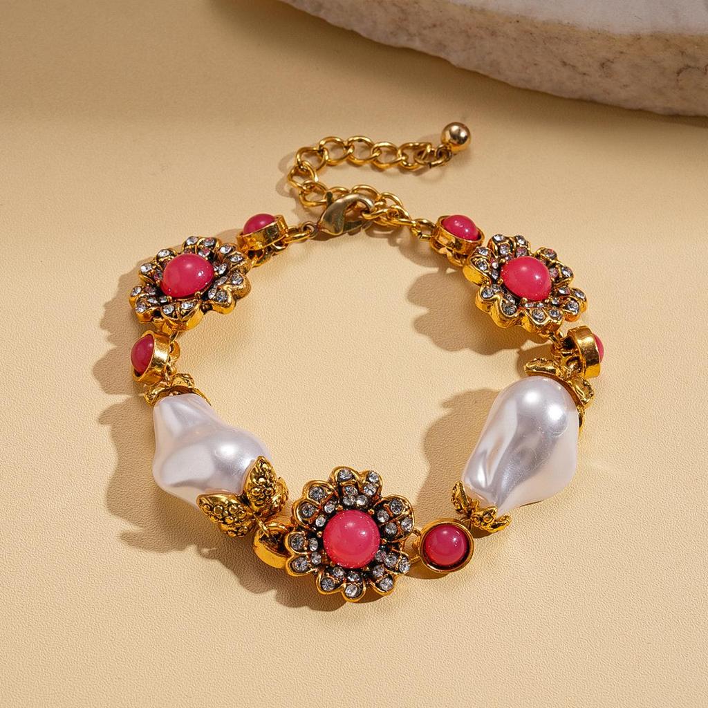 Geometric Round Flower Pearl Clavicle Necklace: Retro European & American Design