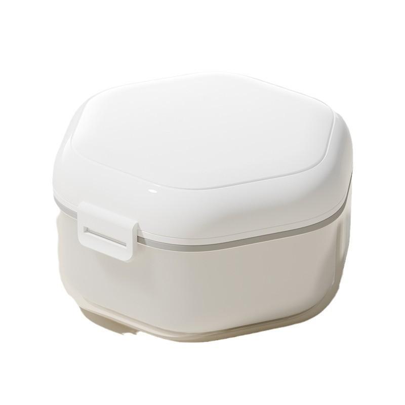 

The Invisible Braces Storage Box Allows You To Carry Your Dentures with You белый