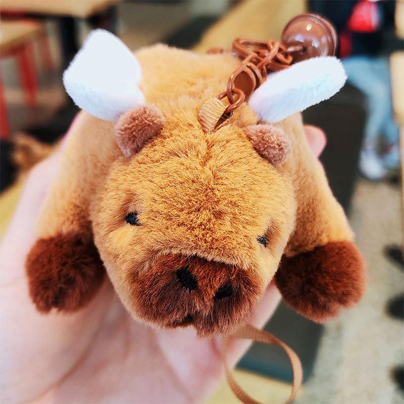 

Очаровательный плюшевый брелок-капибара, идеально подходящий для украшения автомобиля и в качестве подарка. Flying