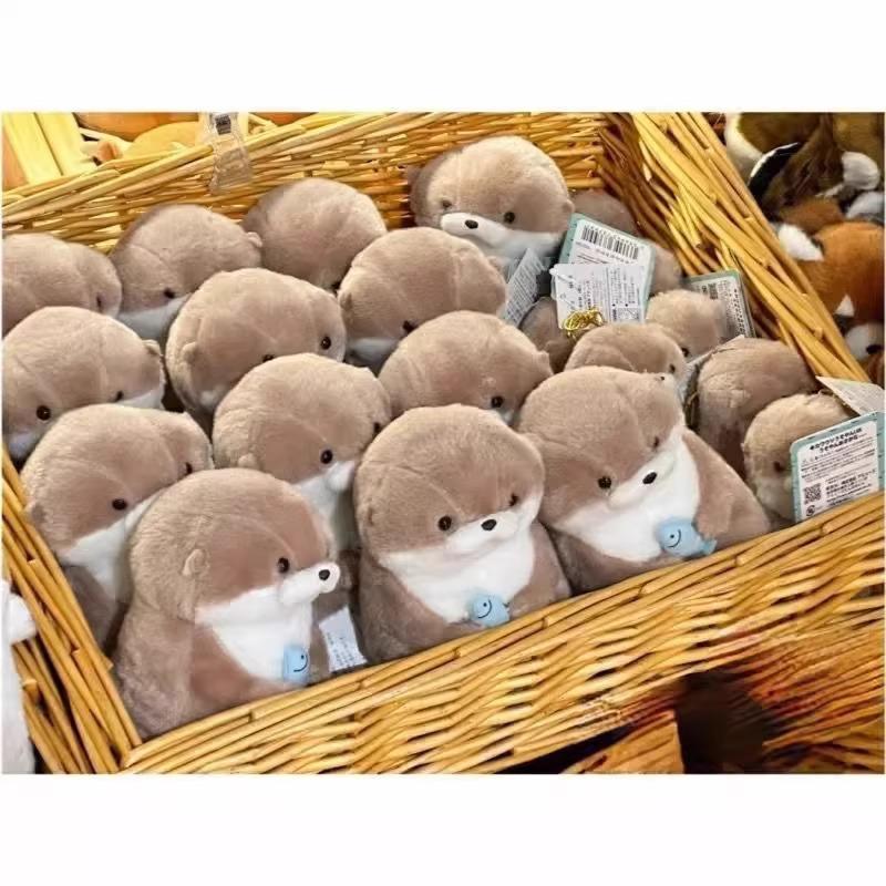 Niedlicher kleiner Otter mit Fisch Plüschpuppe Anhänger Puppe Geschenk Niedliches Abschlussgeschenk