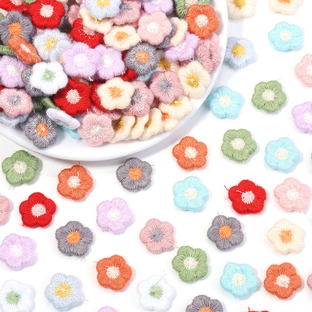 50 Stück/Los Mini Handgemachte Gestickte Blumenflicken Bunte Pflaumenblüten Applikation DIY Kleidung Kopfbedeckung Dekor Nähzubehör