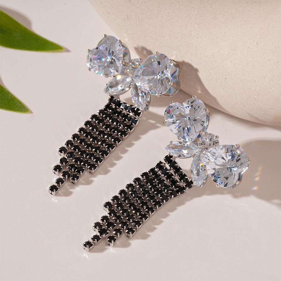 Srebrne Kolczyki Sztyfty z Kwiatem Czarnego Diamentu i Geometrycznym Frędzlem - Elegancki, Luksusowy, Wysokiej Klasy Design dla Kobiet