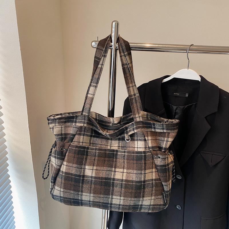 Plaid tote bag women's large-capacity new autumn and winter versatile pleated shoulder bag class commuter bag