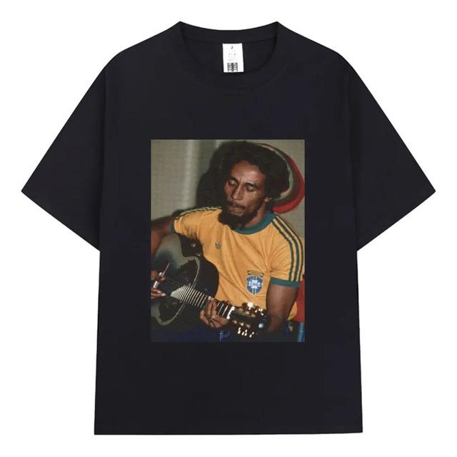Bob Marley Playing Guitar T-shirt M