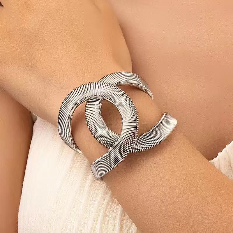 Шикарный европейский и американский весенний полый браслет: Минималистичный высококлассный женский модный браслет