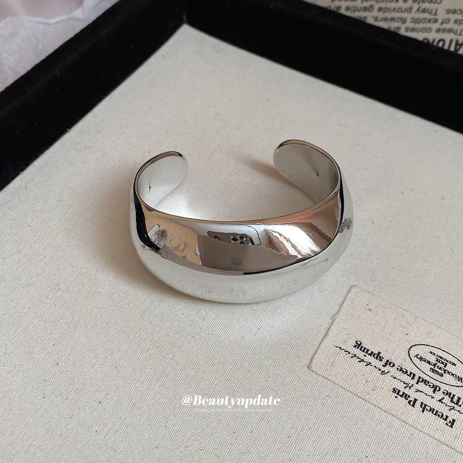 Irregular geometric smooth surface twisted opening bracelet, European and American style, unique and niche wristband, exaggerated and elegant jewelry