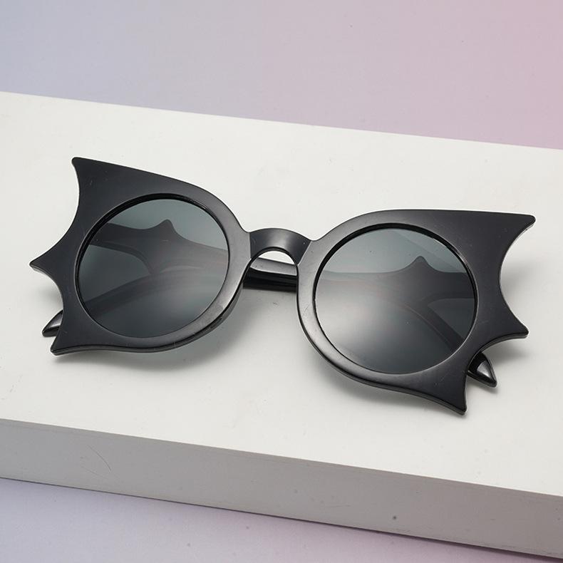 

2026 Bat Wing Sunglasses For Women Men Retro Cat Eye Novelty Sunglasses Halloween Party Cosplay Fashion Eyewear KJ224