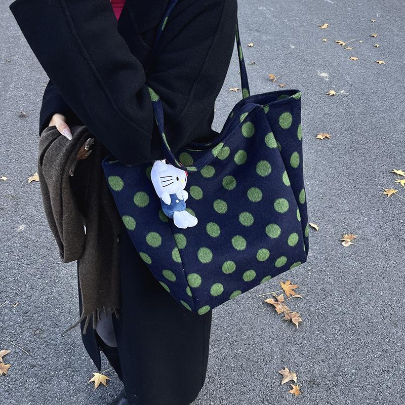 The blogger recommends a large-capacity leopard print shoulder bag for women's daily commuting lazy wind red plaid versatile handbag.