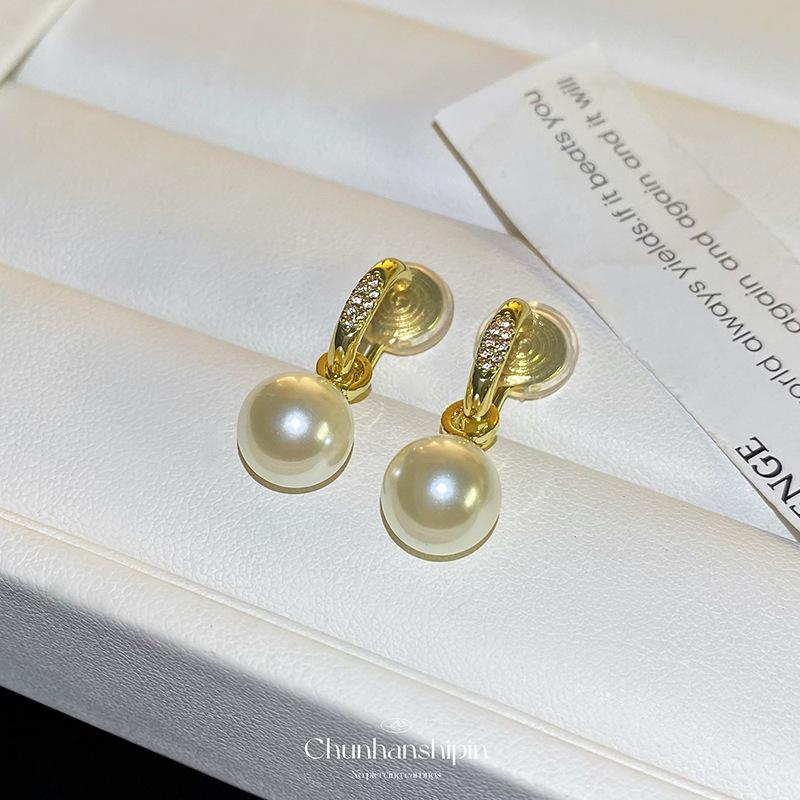 

Popular Ankola red pearl ear clips, autumn and winter fashion without ear piercings, high-end sense niche mosquito coil disc