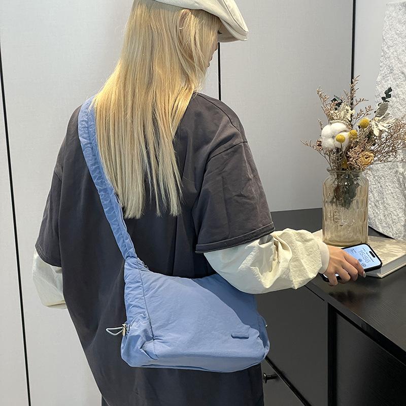 Niche design drawstring pleated bag solid color light and cute versatile shoulder bag