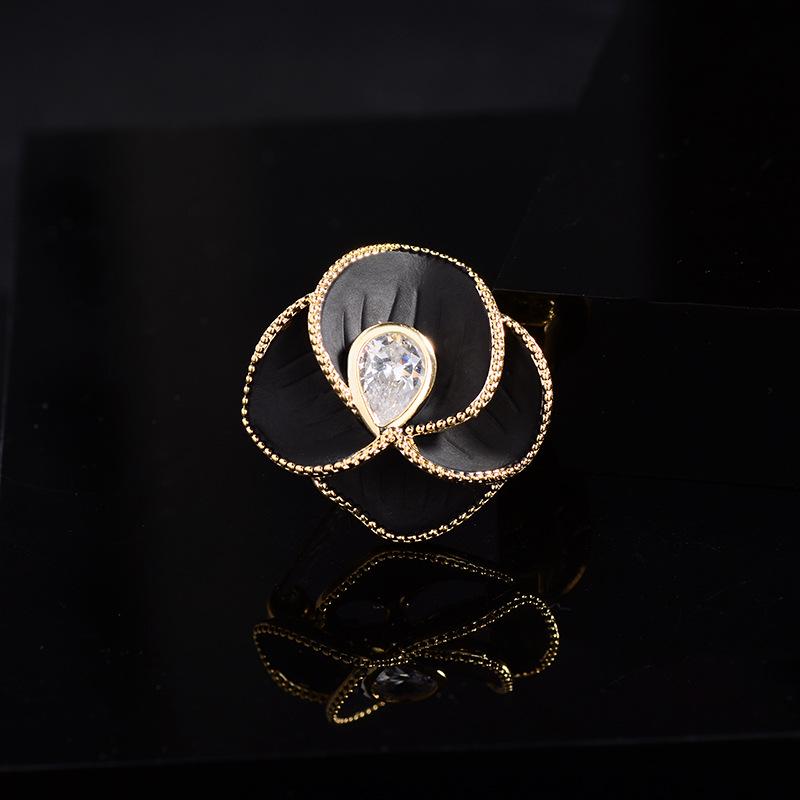 

Элегантная брошь с микроинкрустацией цирконием: Модные универсальные ювелирные аксессуары для лета