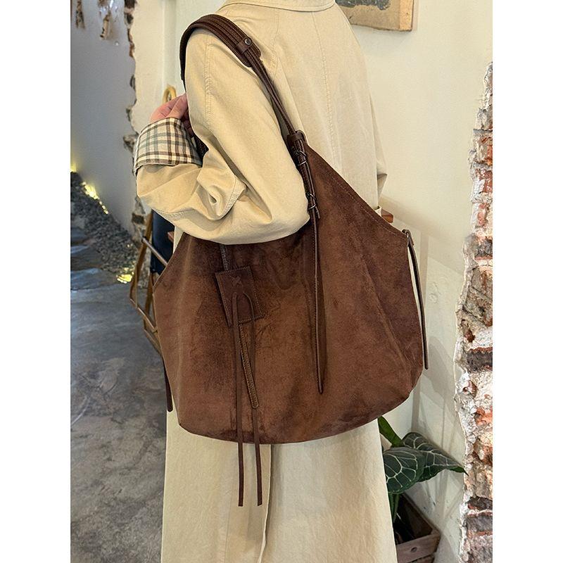 Tote Bag - Large Capacity Commuter Handbag with An Underarm Compartment, Small and Trendy, with A Single Shoulder Strap.